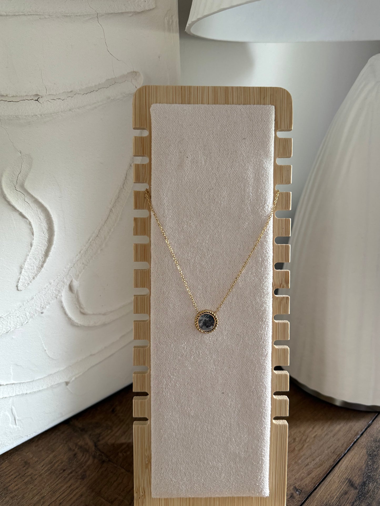 Collier fin doré avec pierre grise effet marbre
