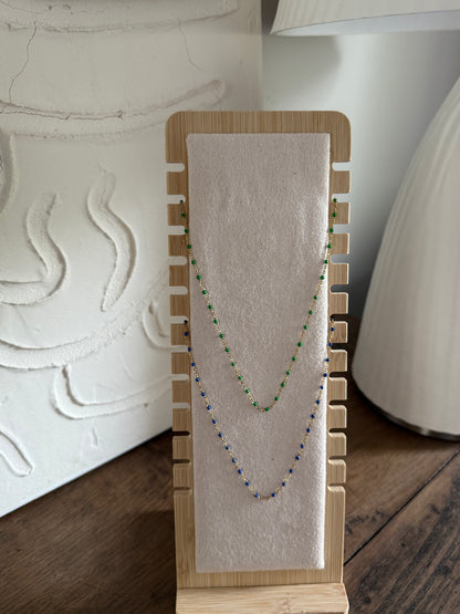 Collier fin doré avec petites boules de couleurs