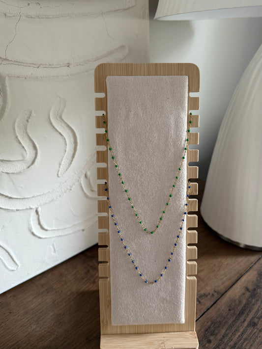 Collier fin doré avec petites boules de couleurs