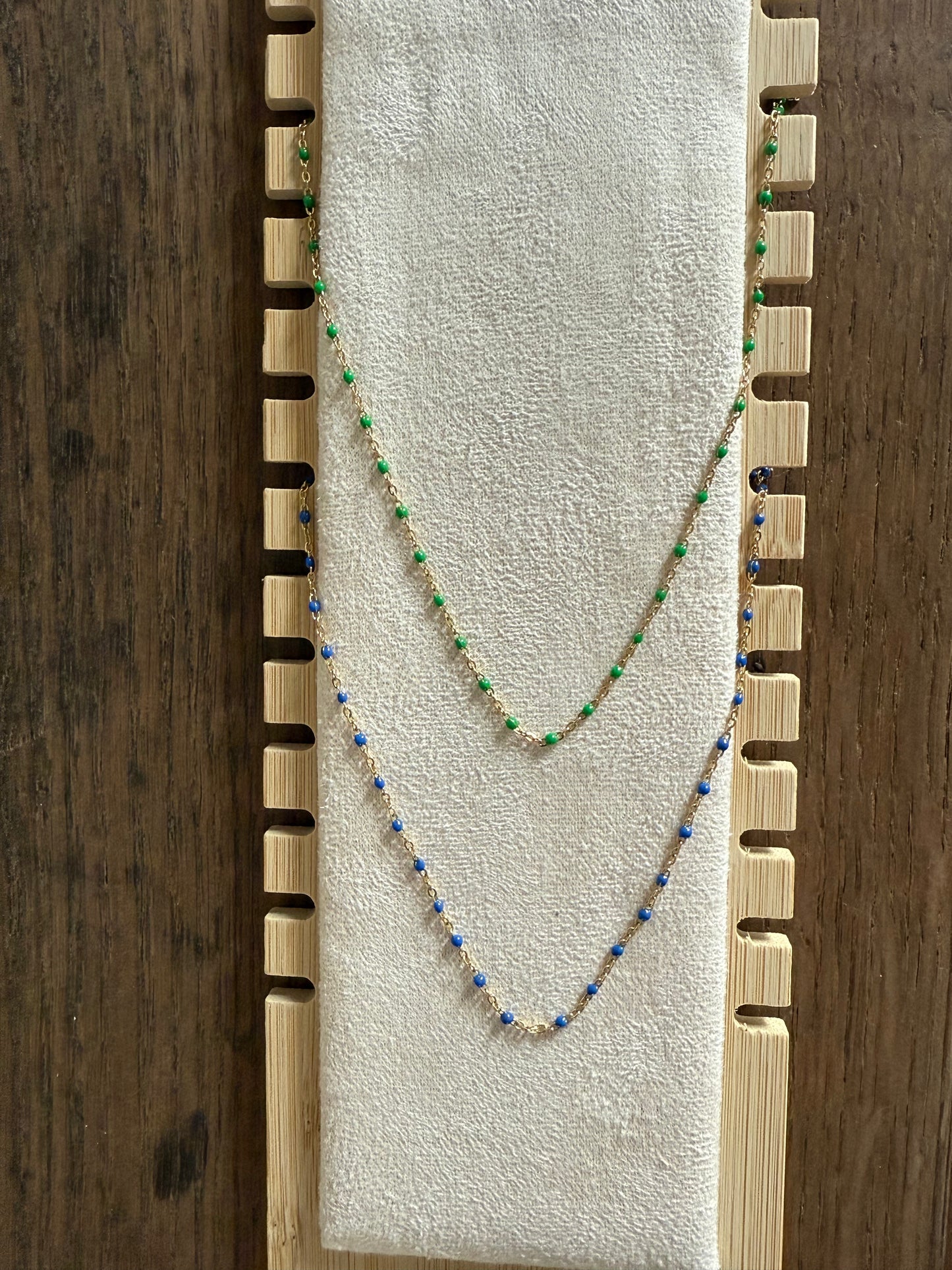 Collier fin doré avec petites boules de couleurs