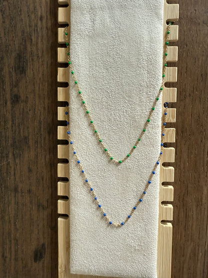 Collier fin doré avec petites boules de couleurs