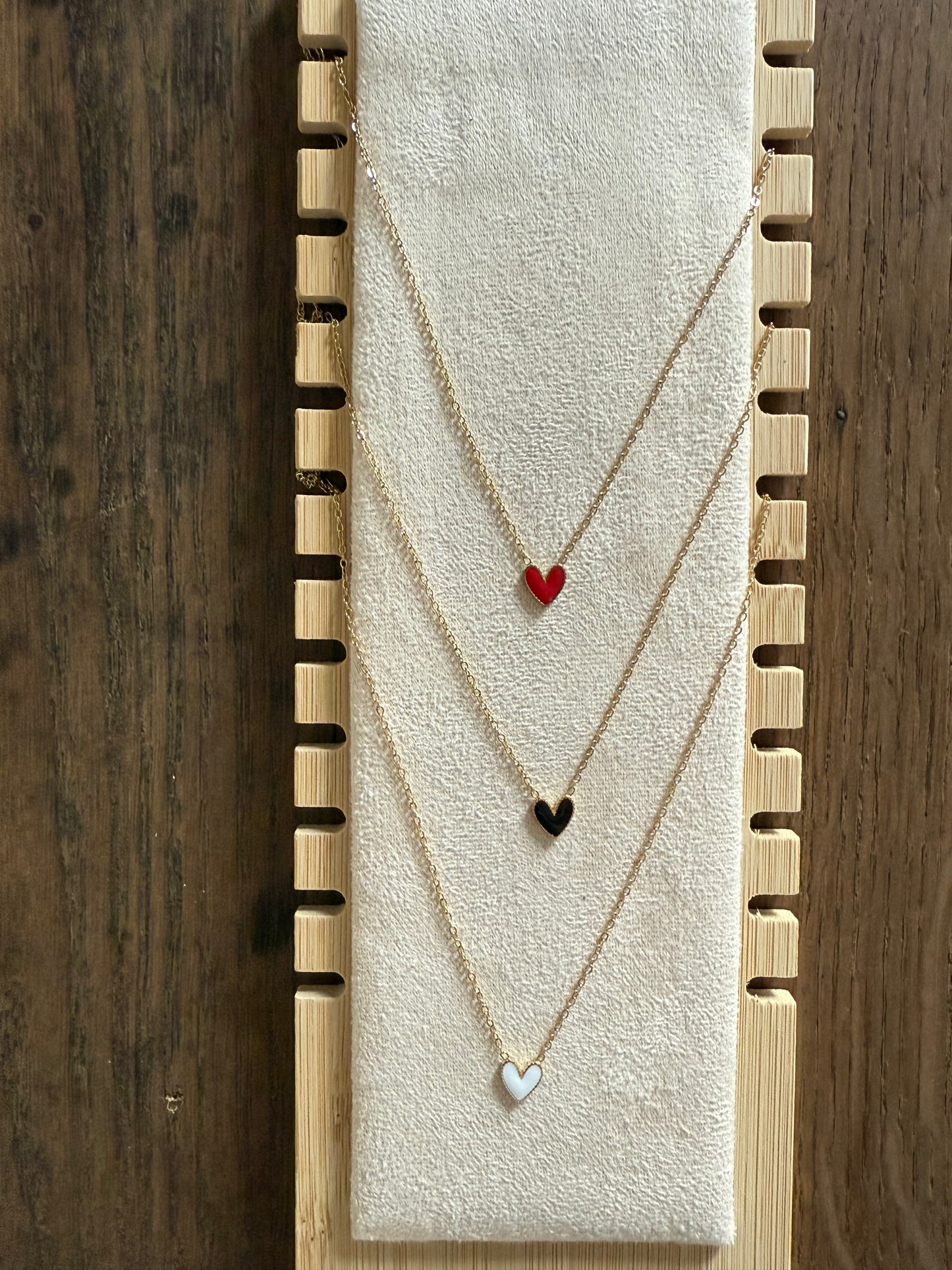 Collier fin doré avec petit coeur de couleur