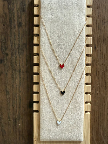 Collier fin doré avec petit coeur de couleur