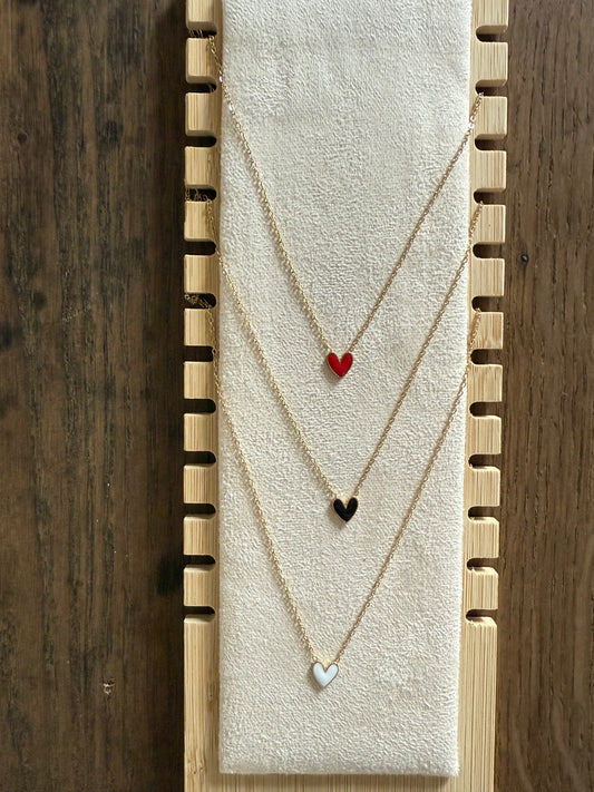 Collier fin doré avec petit coeur de couleur