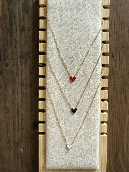 Collier fin doré avec petit coeur de couleur