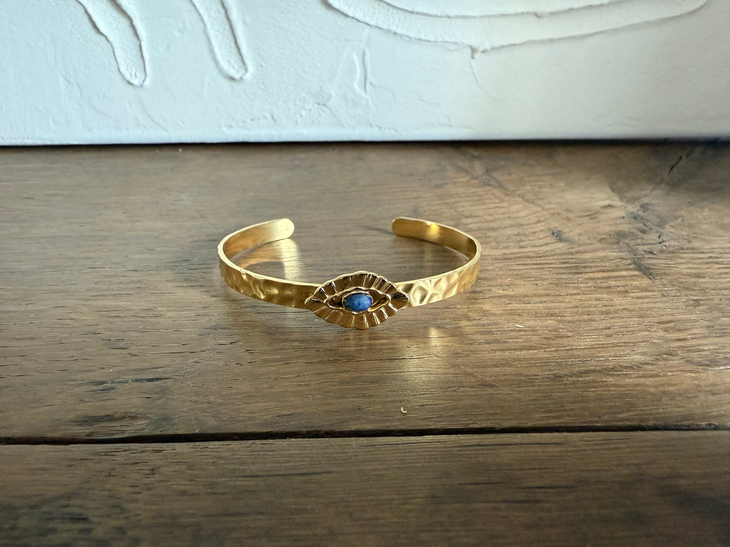 Bracelet ouvert de couleur doré martelé