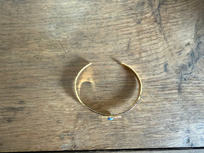 Bracelet ouvert de couleur doré martelé