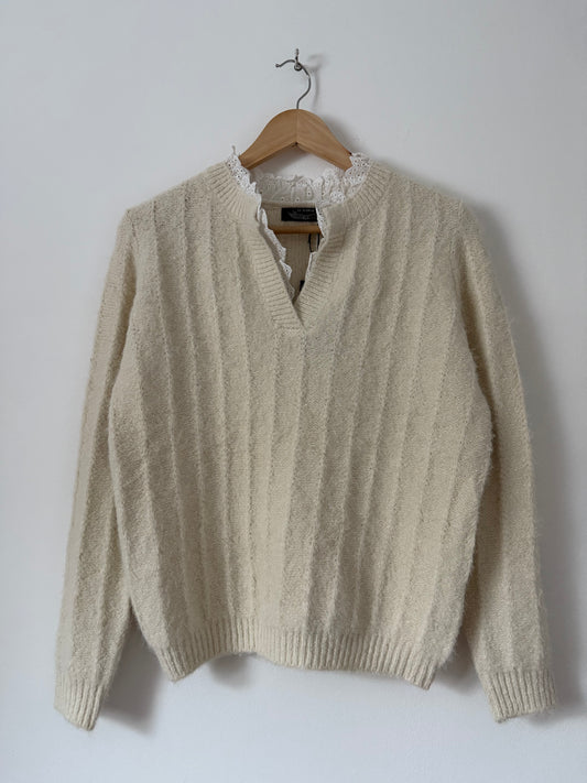 Pull effet laine avec broderie anglaise sur le col