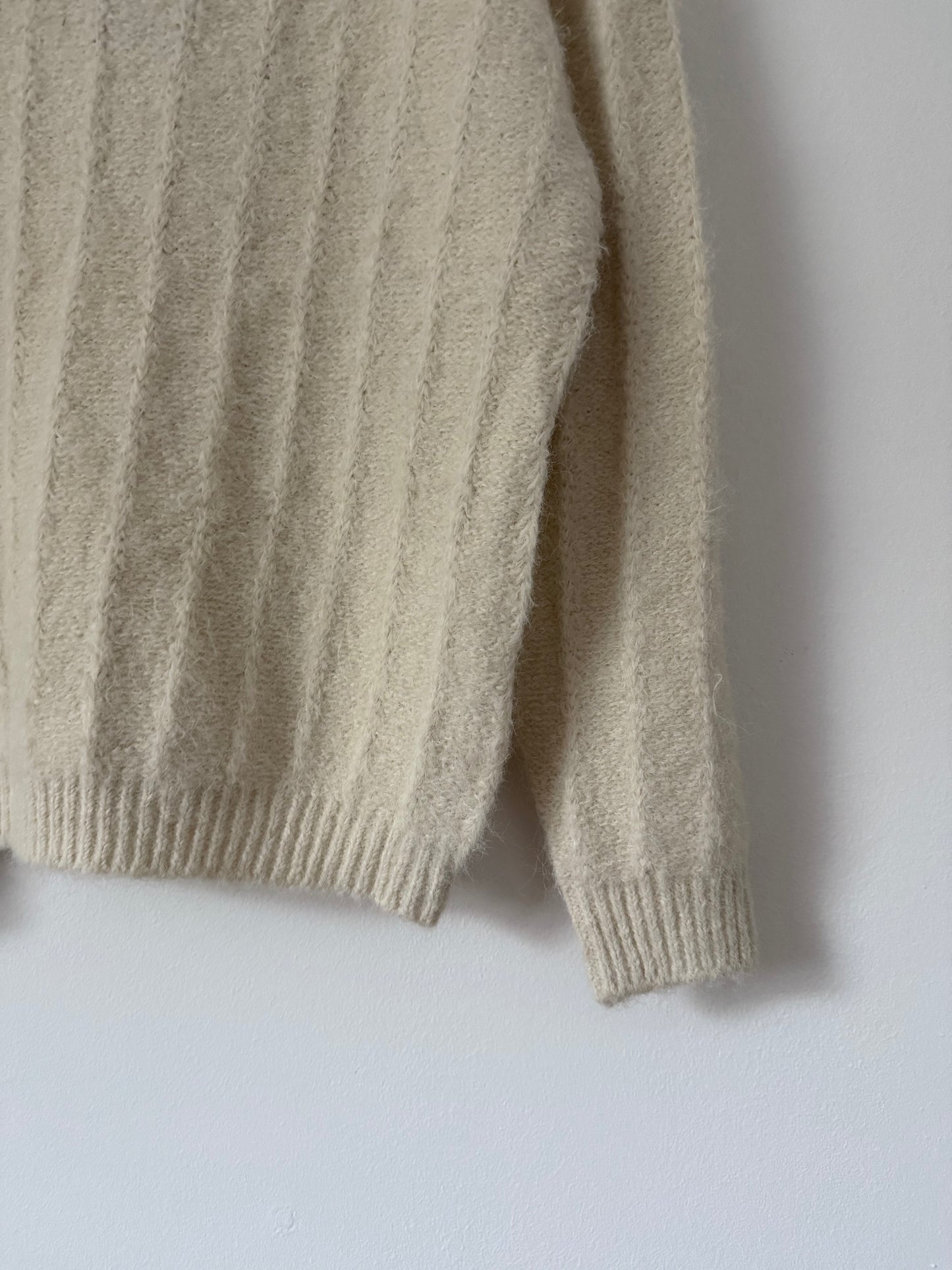 Pull effet laine avec broderie anglaise sur le col