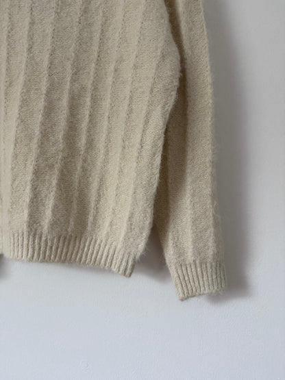Pull effet laine avec broderie anglaise sur le col