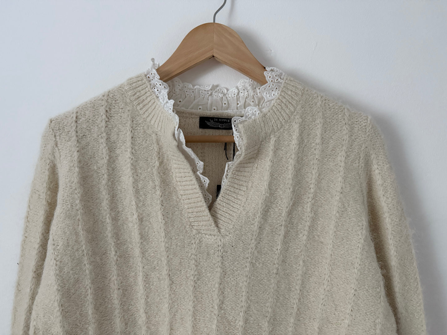 Pull effet laine avec broderie anglaise sur le col