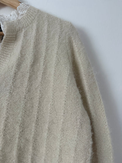 Pull effet laine avec broderie anglaise sur le col