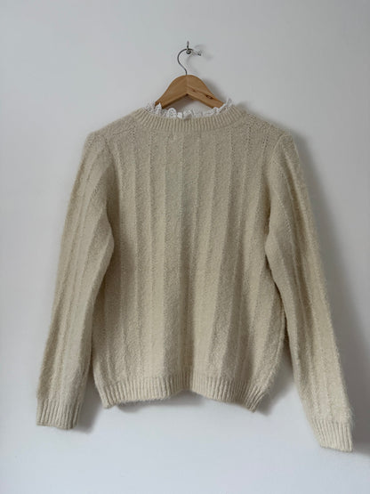 Pull effet laine avec broderie anglaise sur le col
