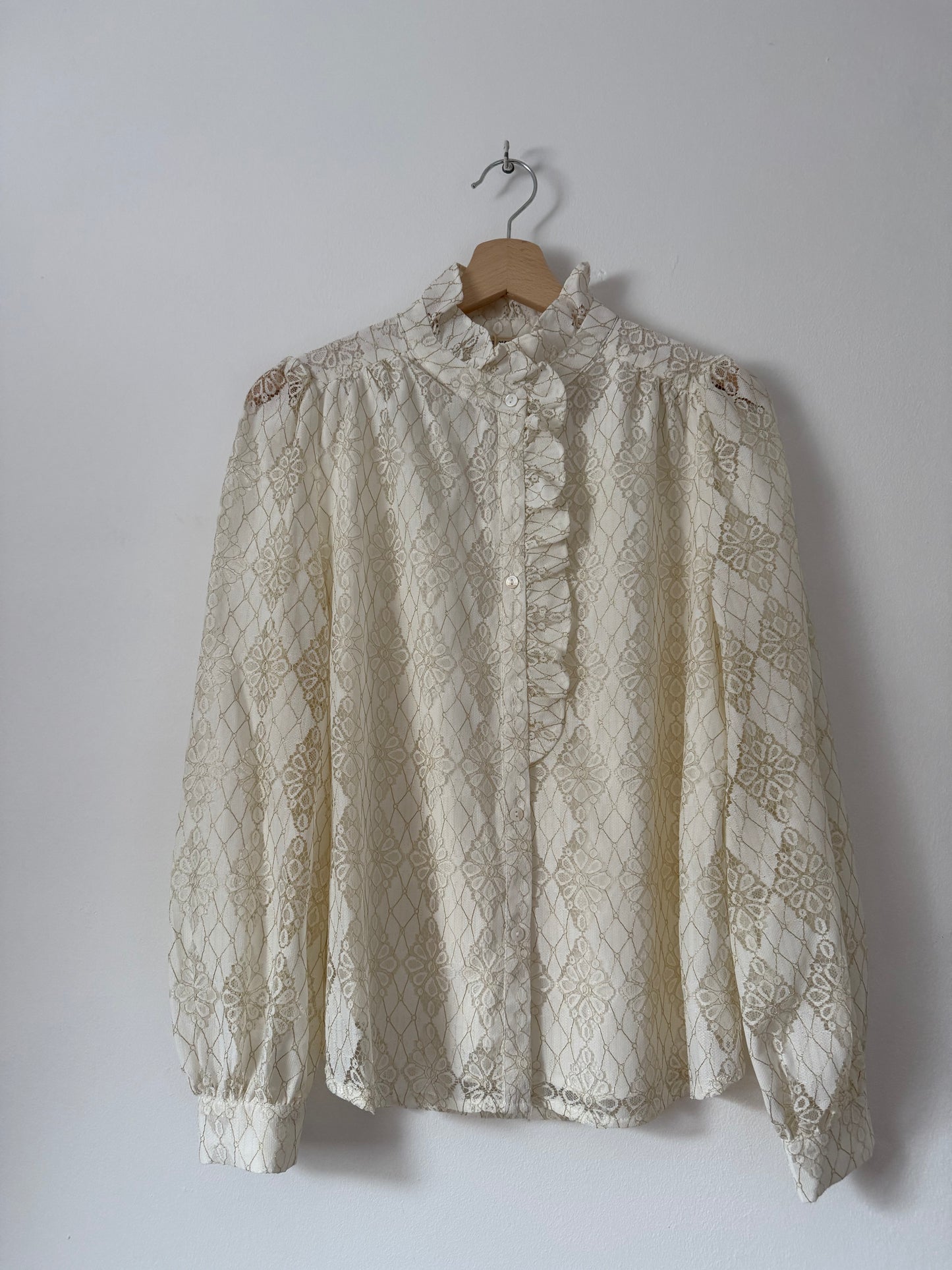 Chemise dentelle avec liseré doré
