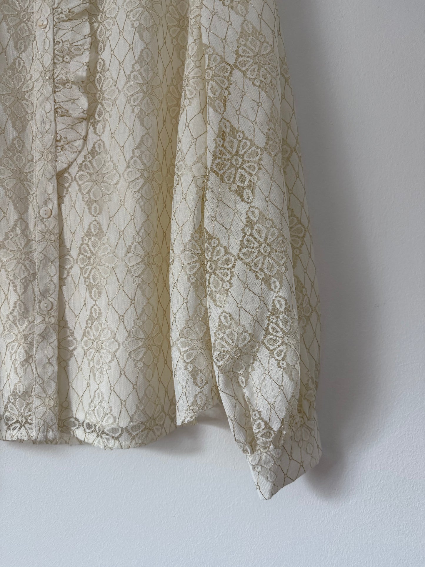 Chemise dentelle avec liseré doré