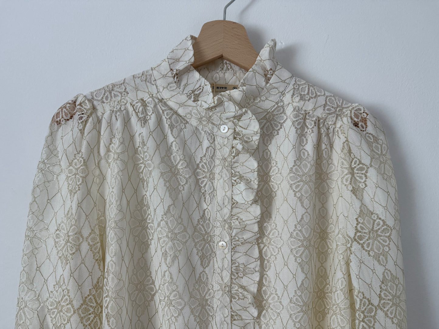 Chemise dentelle avec liseré doré