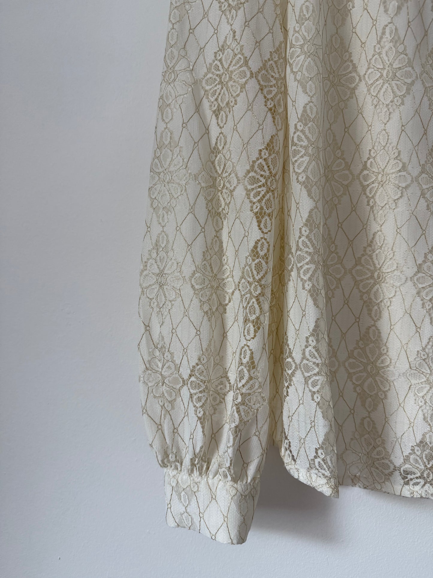Chemise dentelle avec liseré doré
