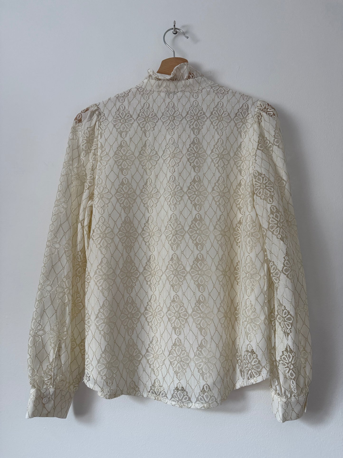 Chemise dentelle avec liseré doré