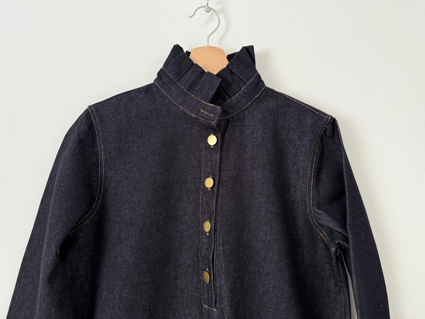 Robe en jean brut avec col