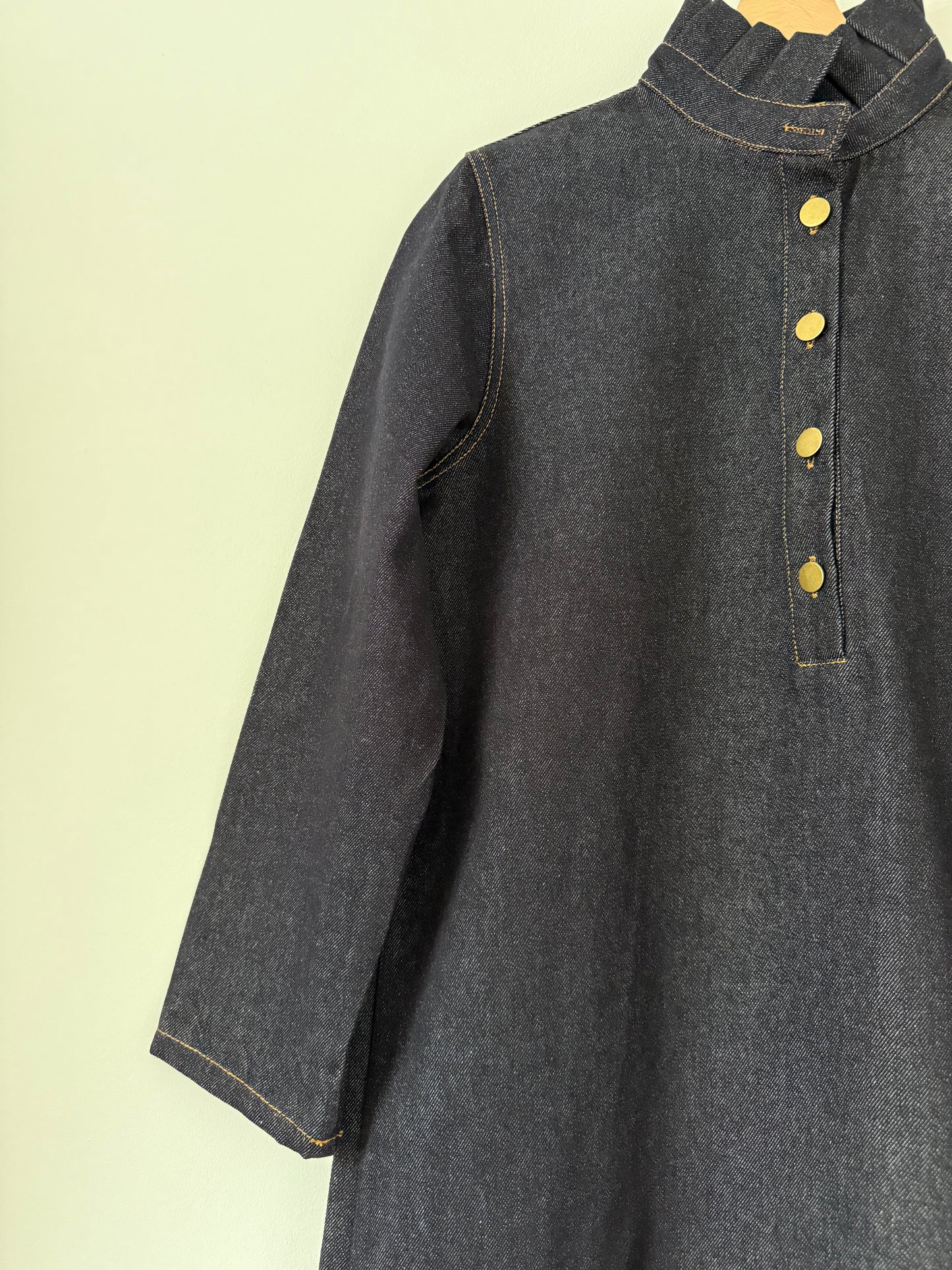 Robe en jean brut avec col