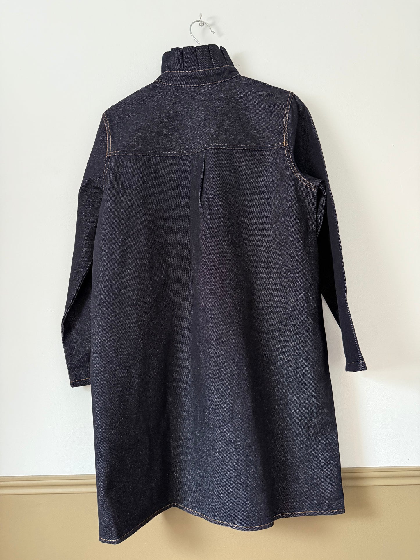 Robe en jean brut avec col