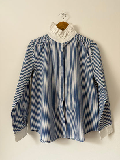 Chemise rayée avec grand col blanc