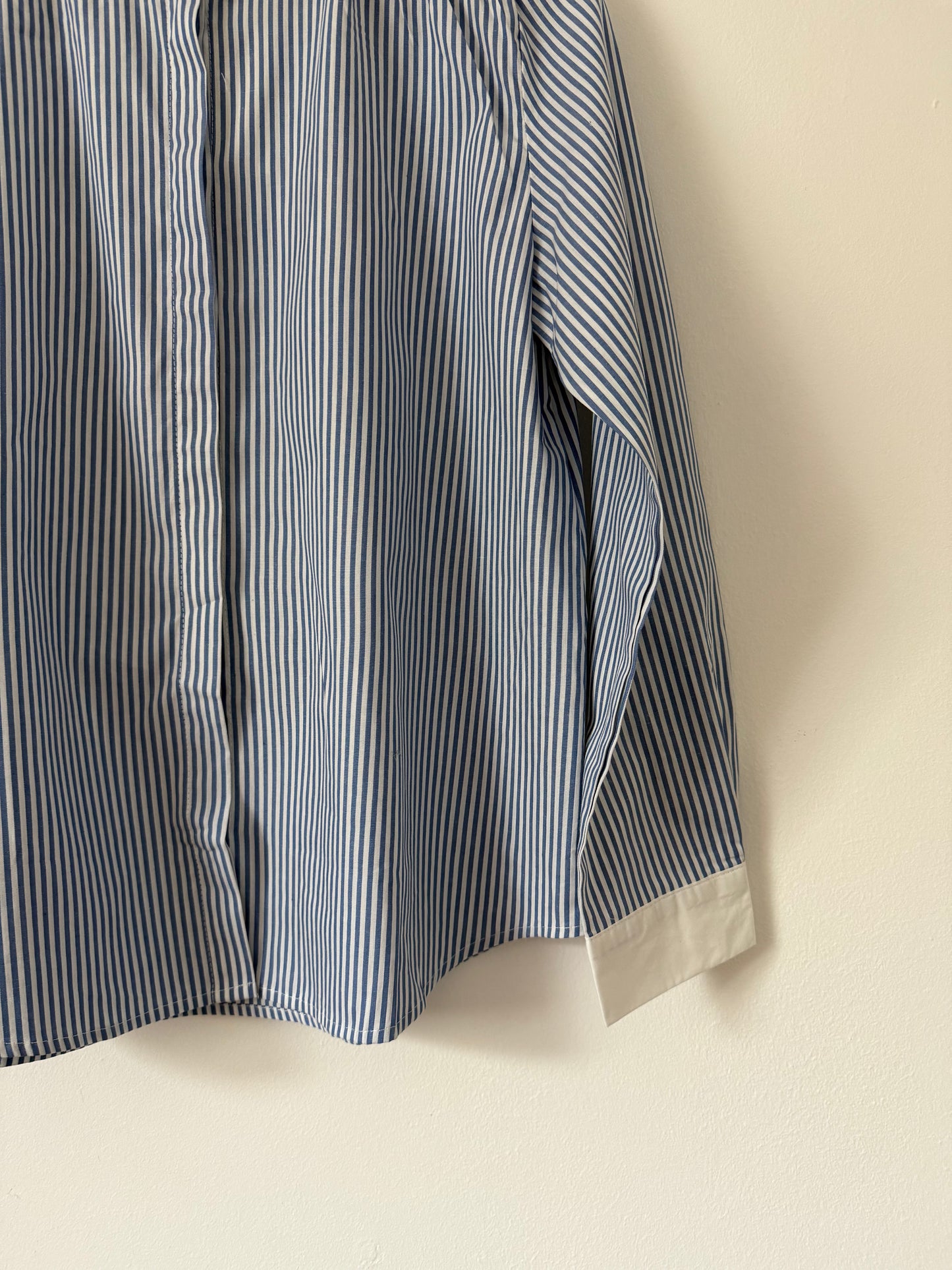 Chemise rayée avec grand col blanc
