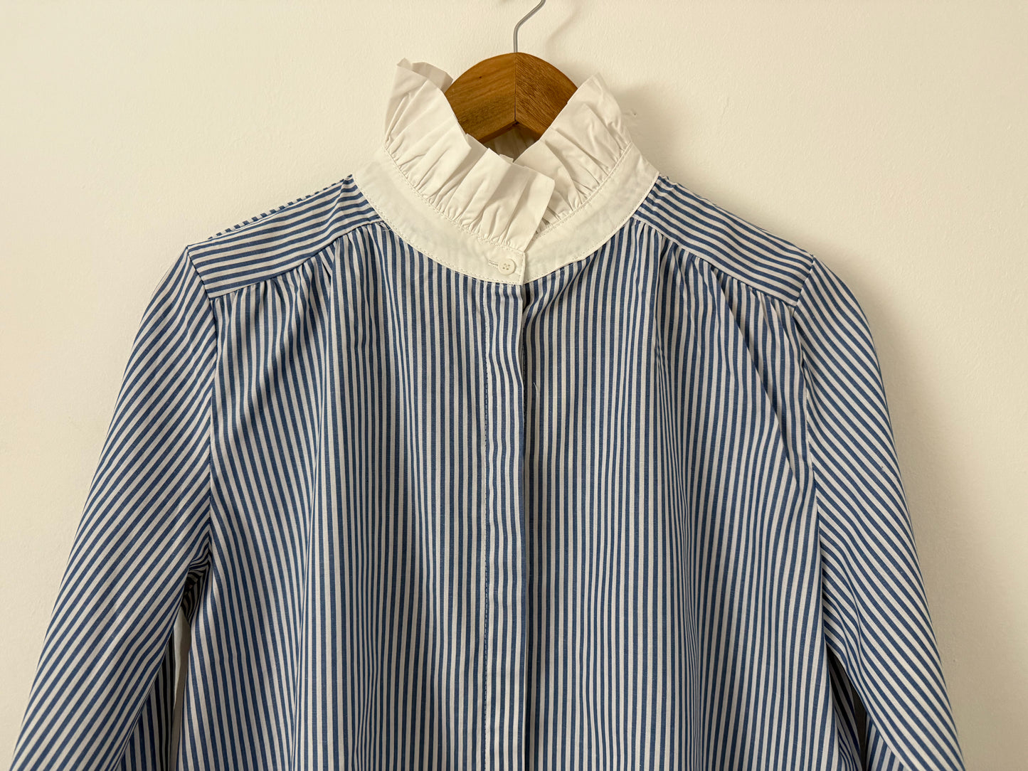 Chemise rayée avec grand col blanc