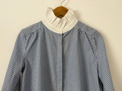 Chemise rayée avec grand col blanc