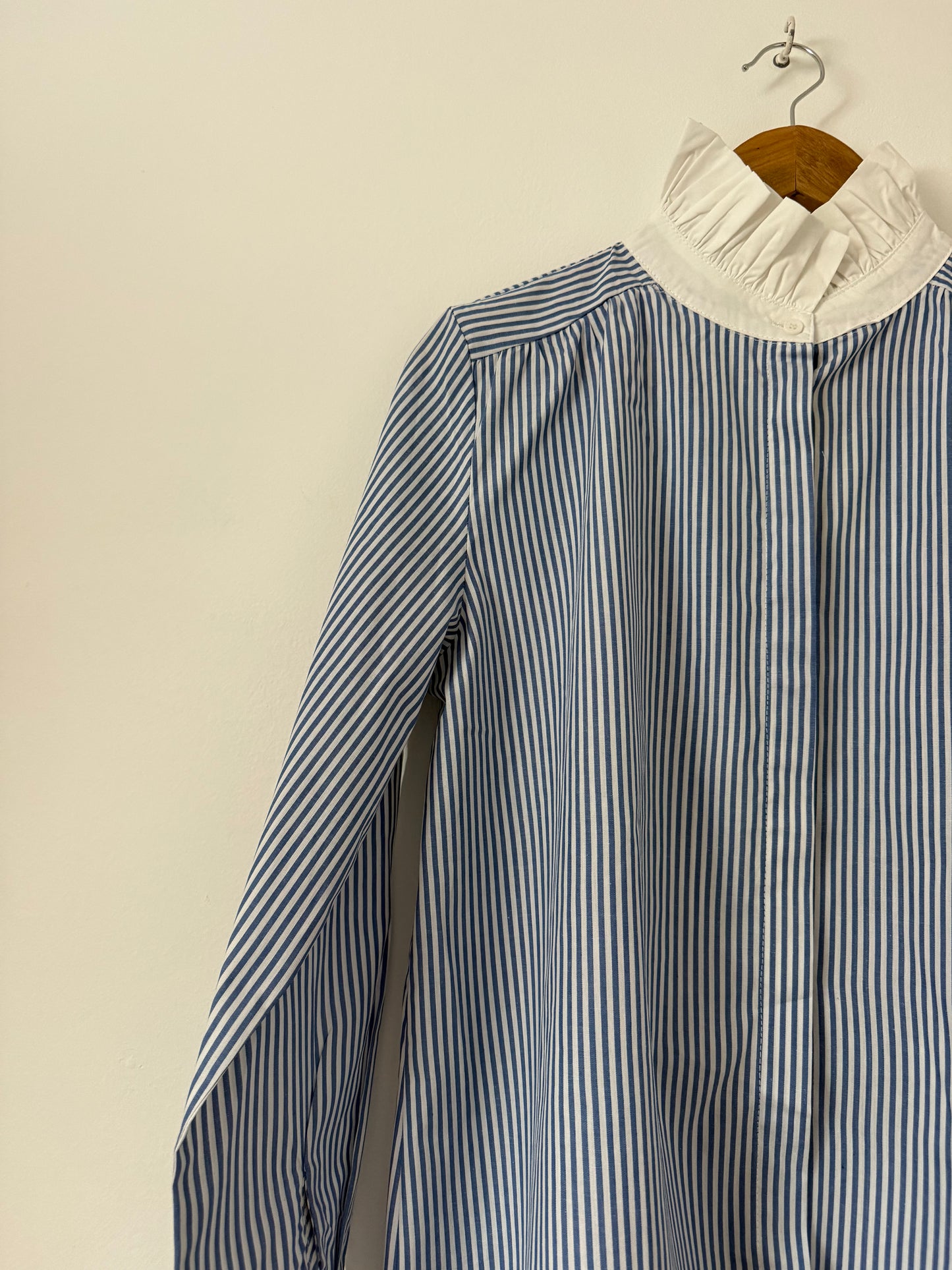 Chemise rayée avec grand col blanc