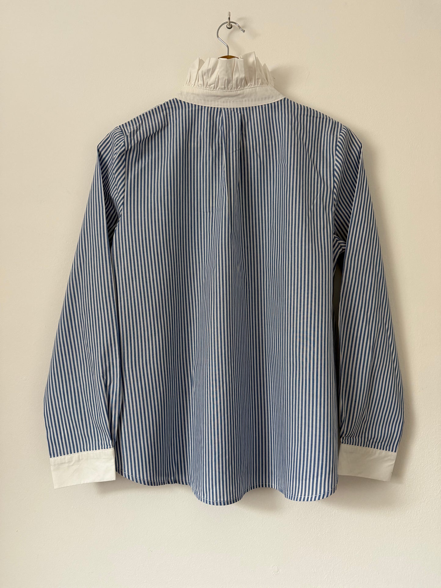 Chemise rayée avec grand col blanc