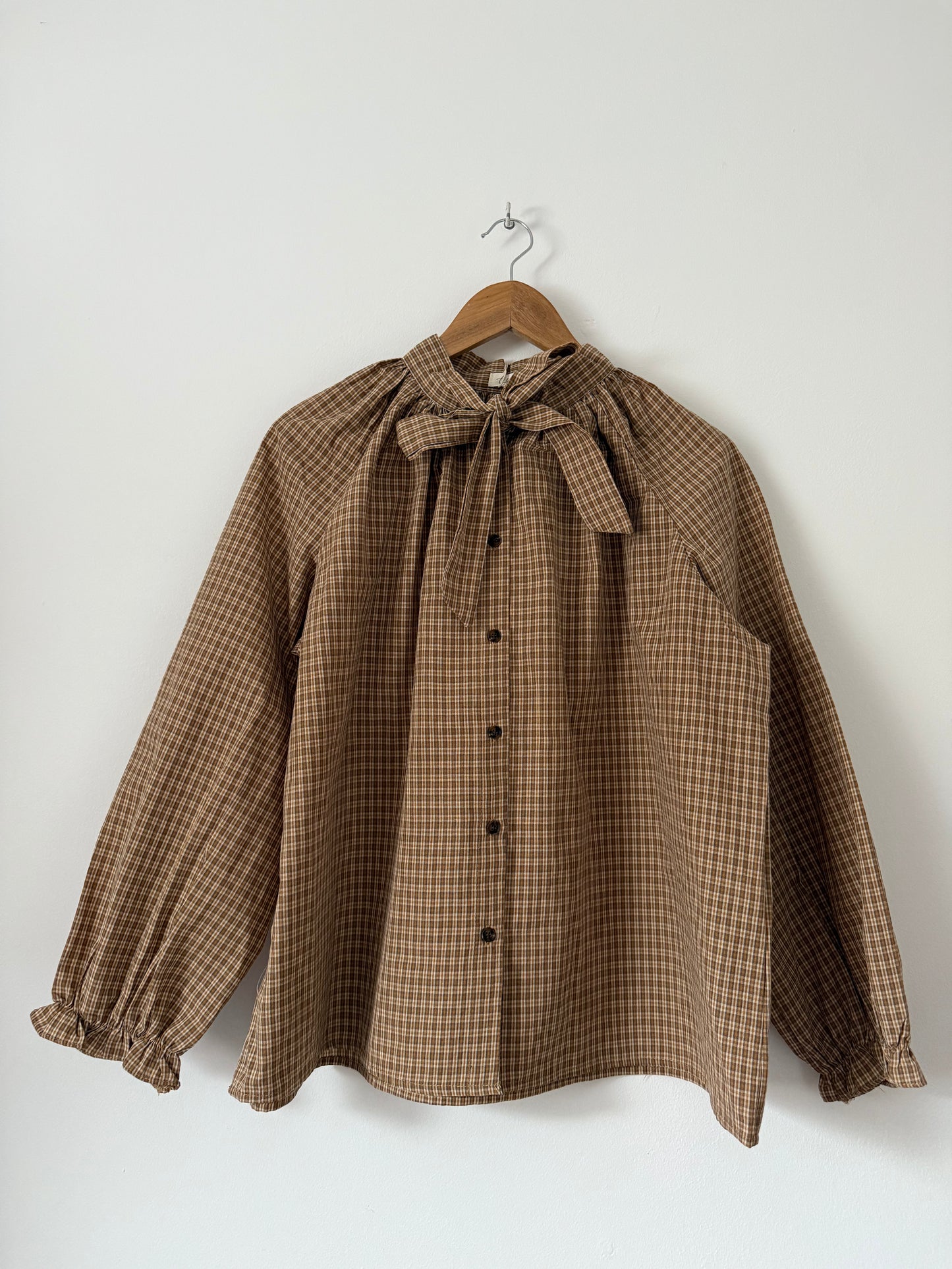 Blouse ample à carreaux col lavallière