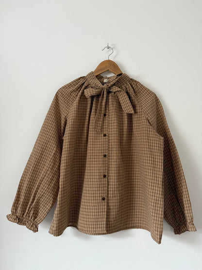 Blouse ample à carreaux col lavallière