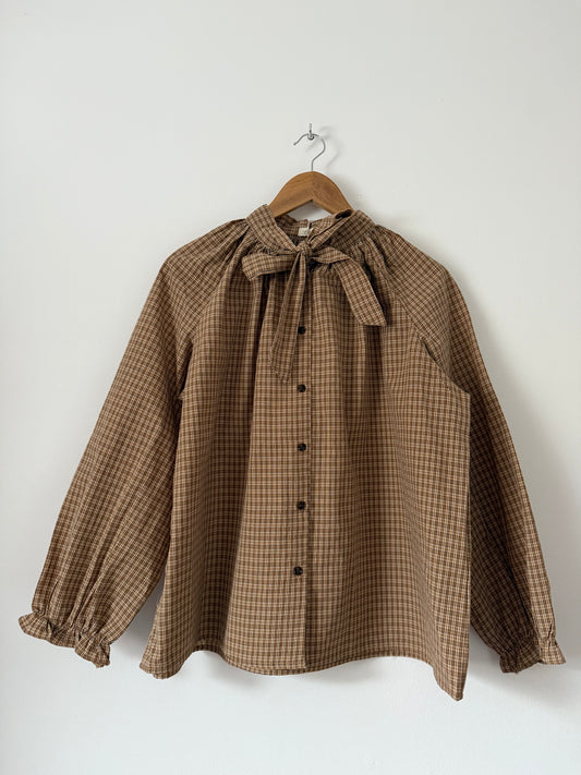 Blouse ample à carreaux col lavallière