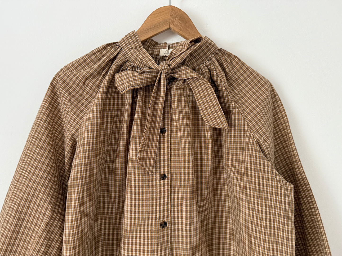 Blouse ample à carreaux col lavallière
