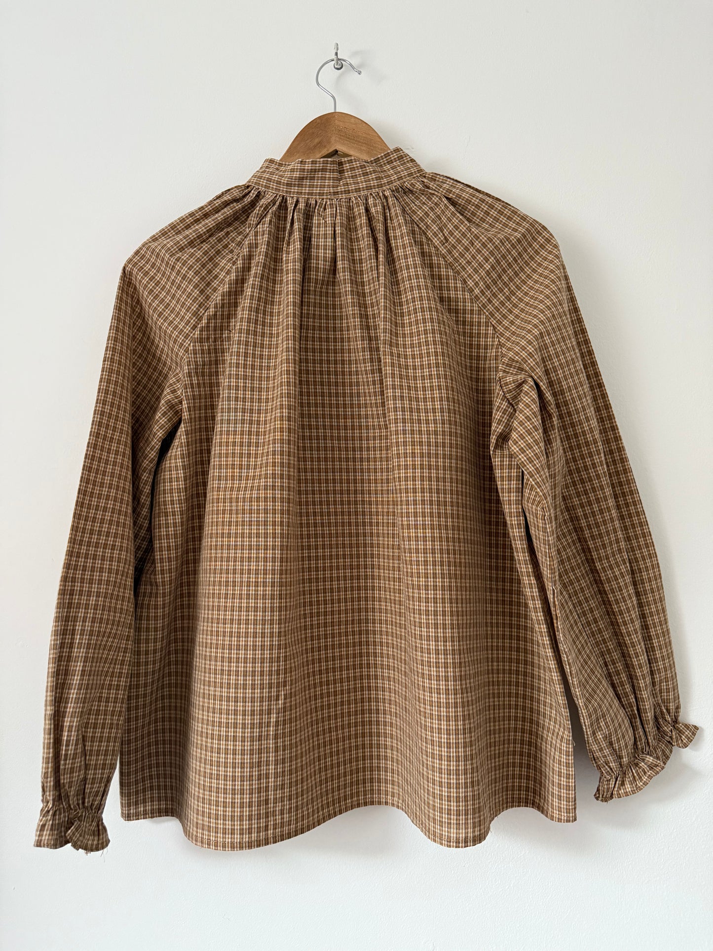 Blouse ample à carreaux col lavallière