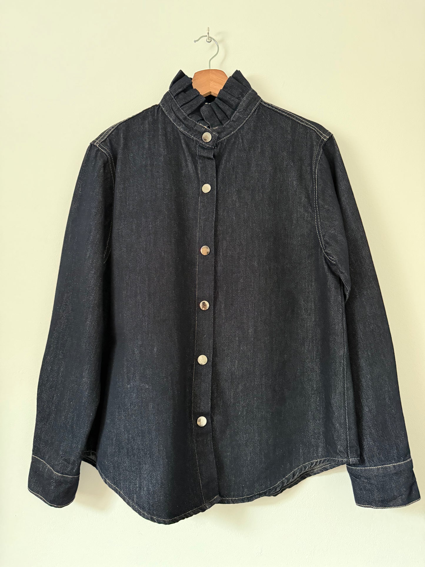 Sur chemise en jean brut foncé avec col