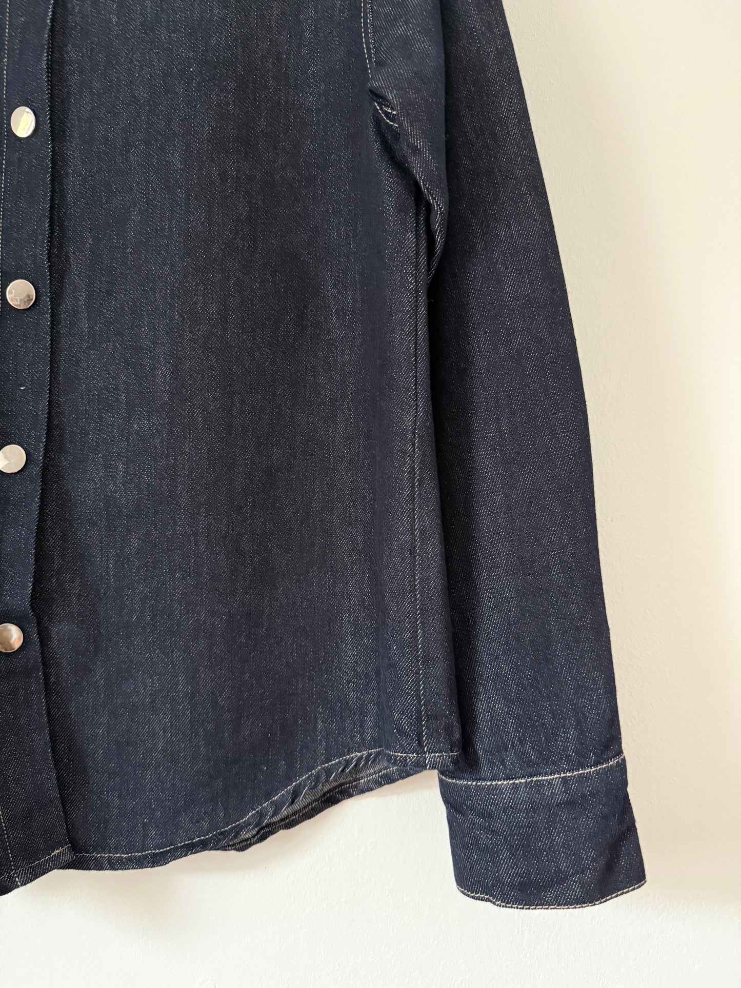 Sur chemise en jean brut foncé avec col