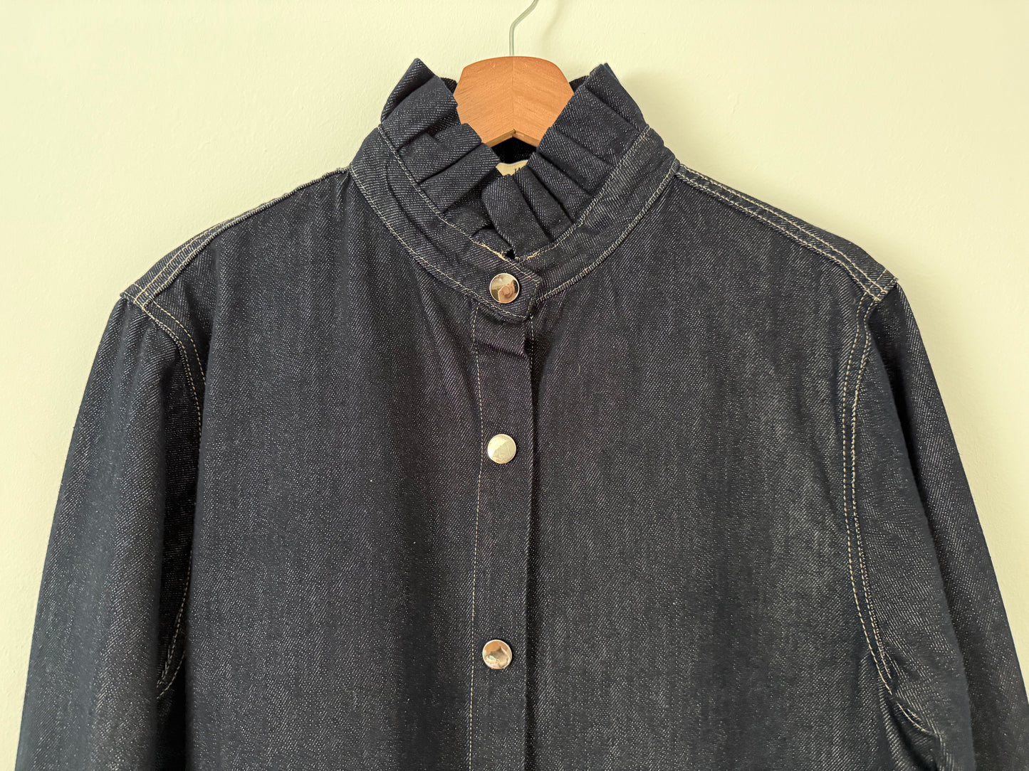 Sur chemise en jean brut foncé avec col