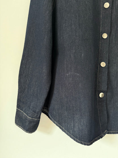Sur chemise en jean brut foncé avec col