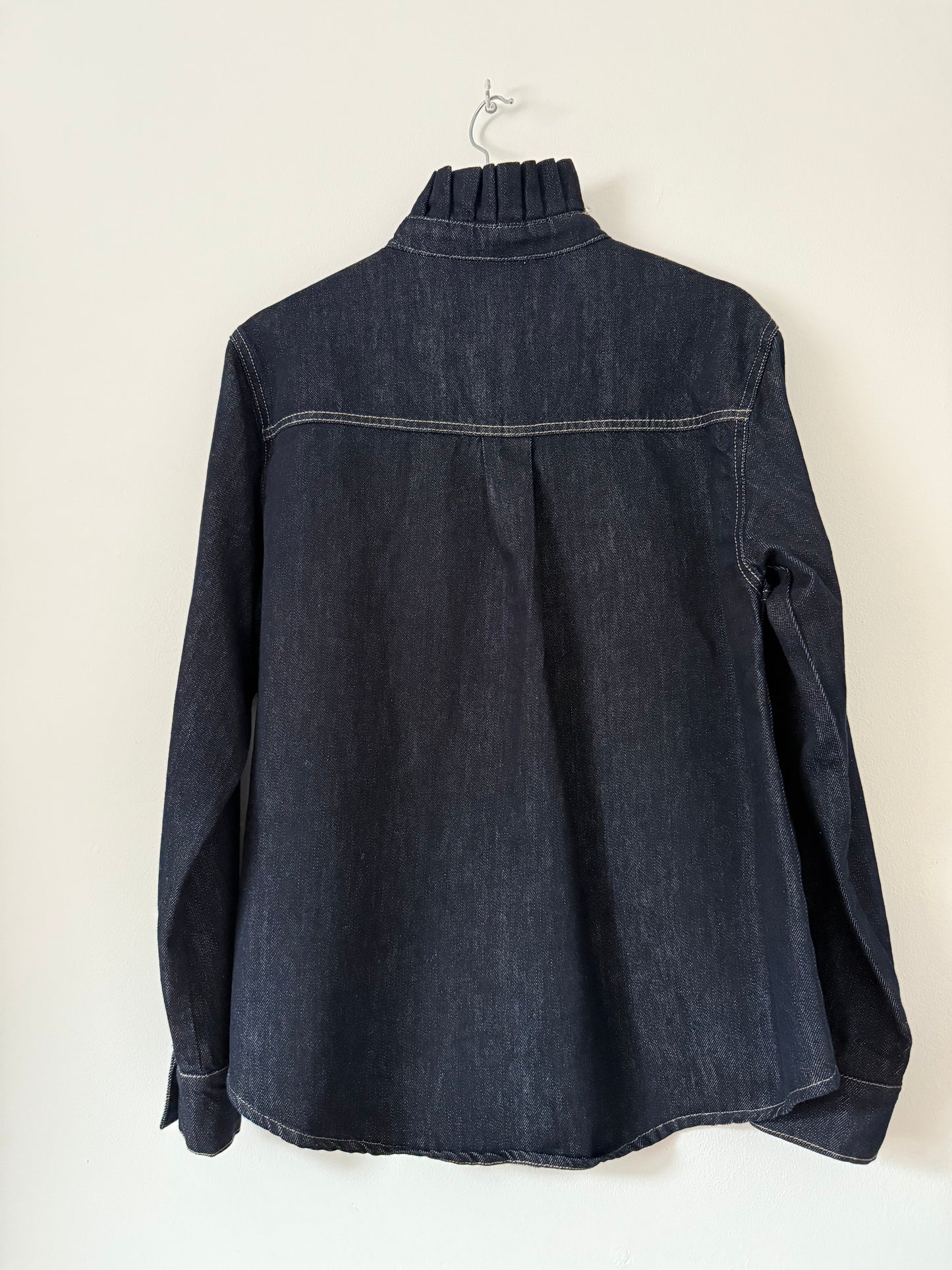 Sur chemise en jean brut foncé avec col