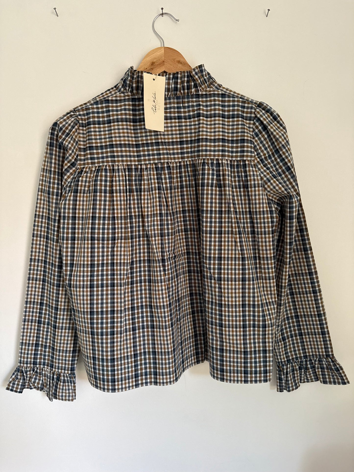 Chemise à carreaux avec col volant camel et bleue