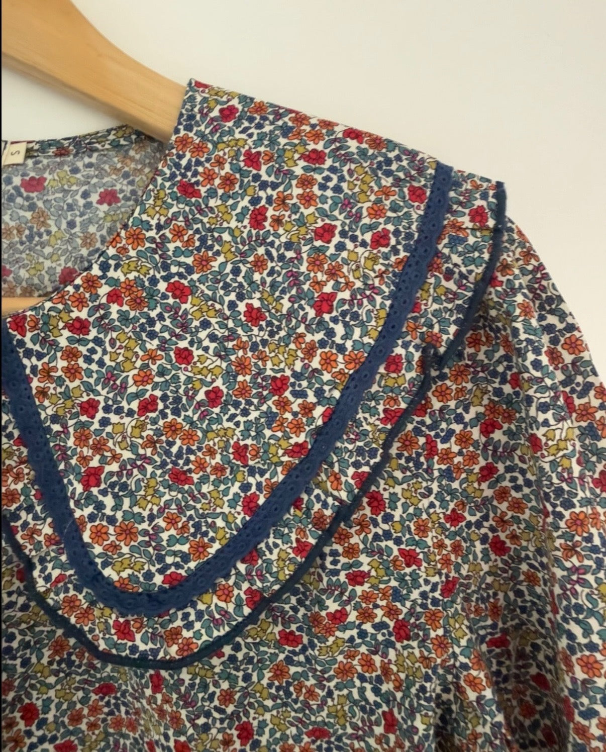 Blouse avec col claudine imprimé fleuri