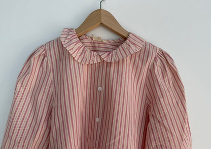 Blouse avec col volant crème rayée rose