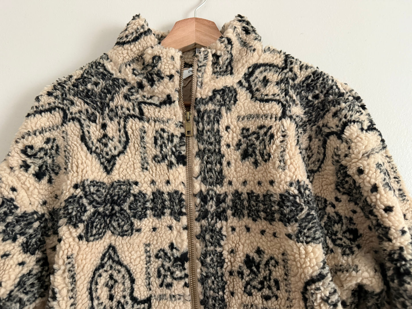 Veste polaire a bouclettes crème avec motifs noirs