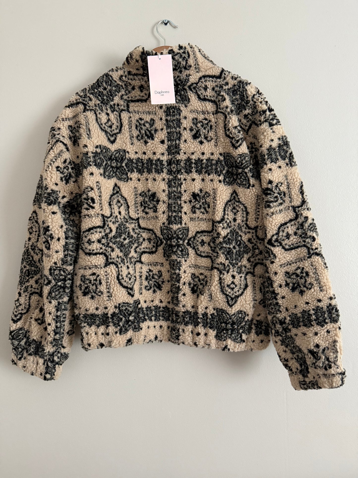 Veste polaire a bouclettes crème avec motifs noirs