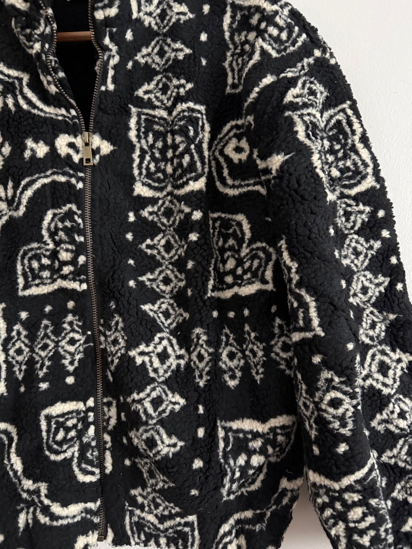 Veste polaire à bouclettes crème avec motifs beiges