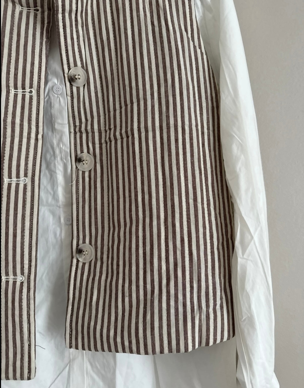 Gilet matelassé sans manches crème rayé marron