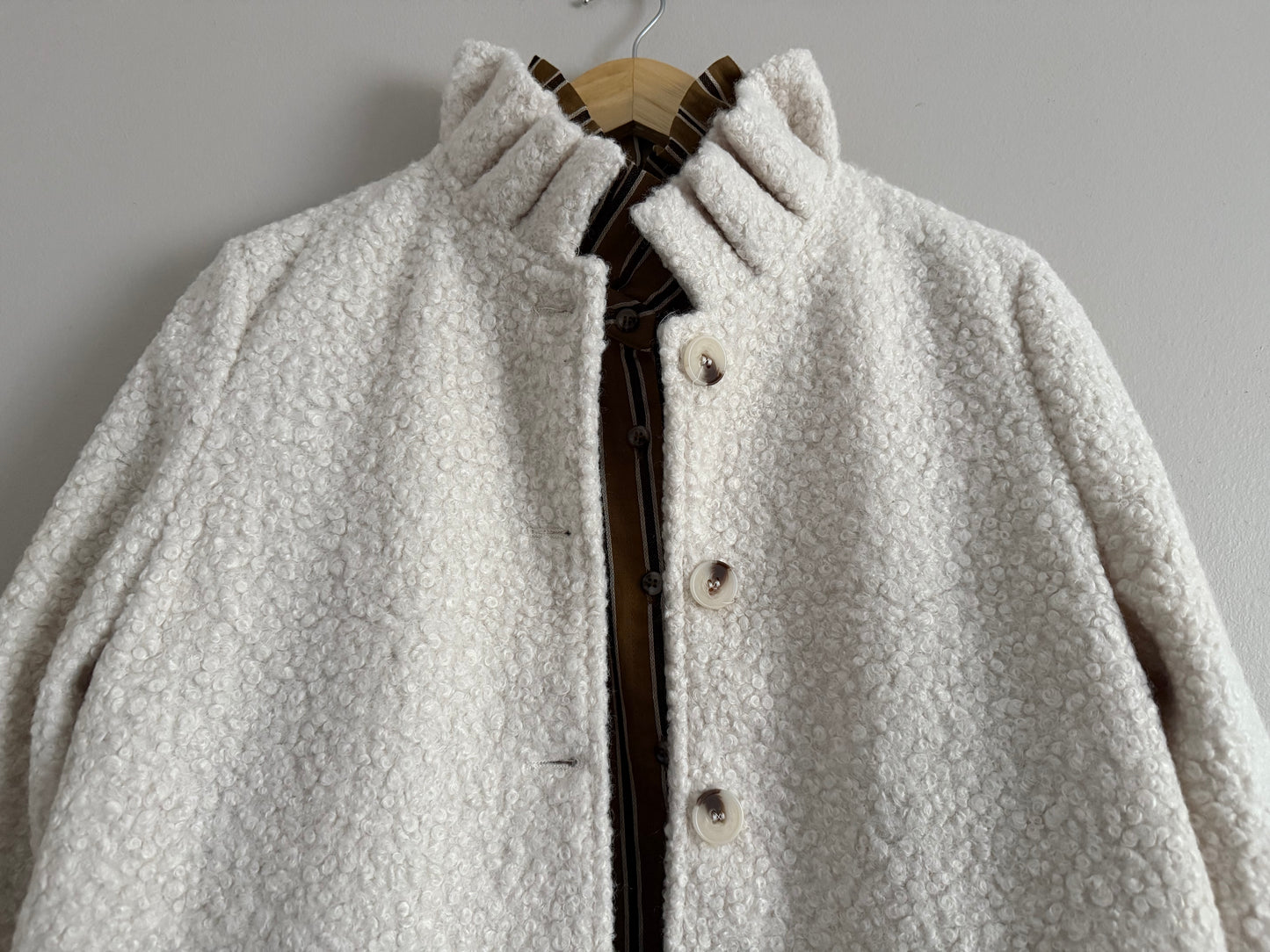 Veste avec col à bouclettes crème