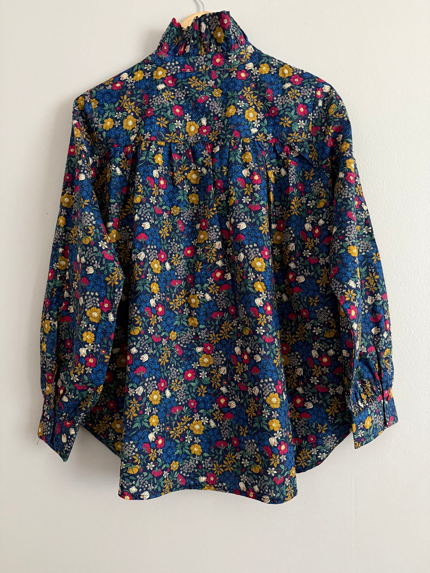 Chemise avec col imprimé fleuri bleue marine